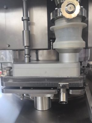 25mm Tablet Otomatis Rotary Tablet Press Machine dengan 100kN Tekanan dan 40r/min Turret Kecepatan pemasok